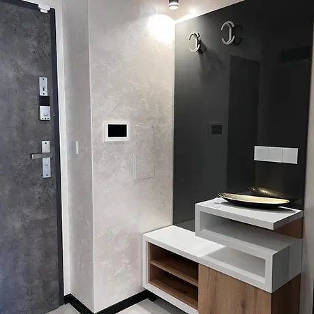 A-brilliant, New! Spacious & Modern In Whit Garage Apartment *