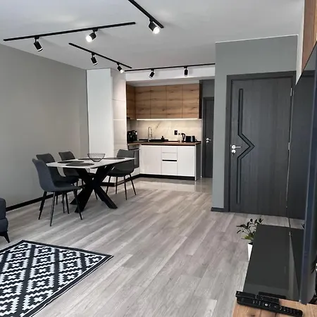 A-brilliant, New! Spacious & Modern In Whit Garage Apartment