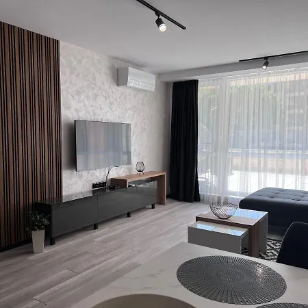 A-brilliant, New! Spacious & Modern In Whit Garage *