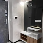 A-brilliant, New! Spacious & Modern In Whit Garage Apartment *