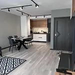 A-brilliant, New! Spacious & Modern In Whit Garage Apartment