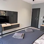 Apartment A-brilliant, New! Spacious & Modern In Whit Garage