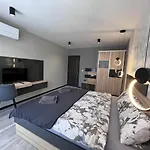 Apartment A-brilliant, New! Spacious & Modern In Whit Garage