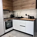 A-brilliant, New! Spacious & Modern In Whit Garage *