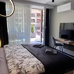 Apartment A-brilliant, New! Spacious & Modern In Whit Garage