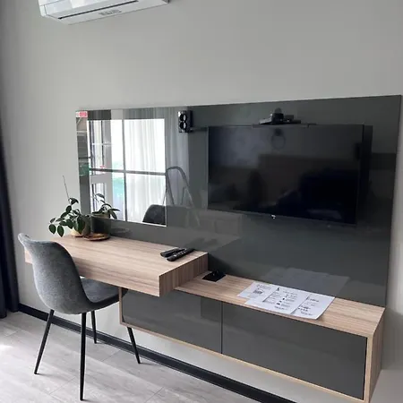 A-brilliant, New! Spacious & Modern In Whit Garage