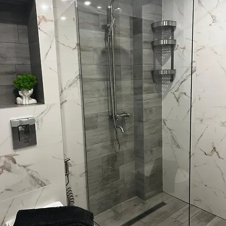 A-brilliant, New! Spacious & Modern In Whit Garage *