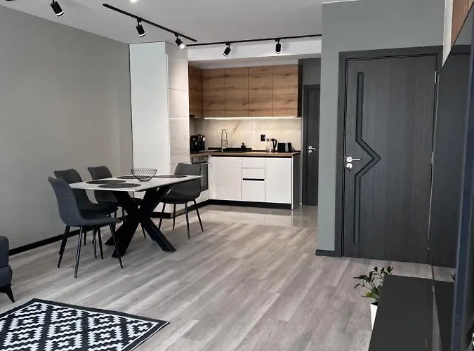 A-brilliant, New! Spacious & Modern In Whit Garage Appartamento