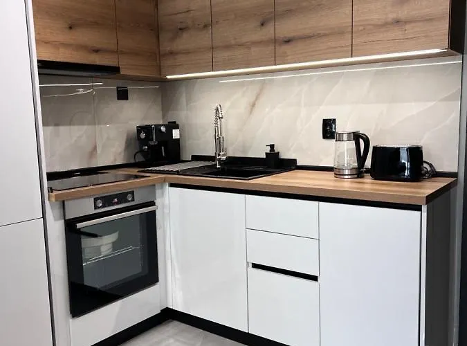 A-brilliant, New! Spacious & Modern In Whit Garage *