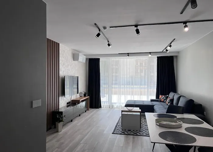 A-brilliant, New! Spacious & Modern In Whit Garage